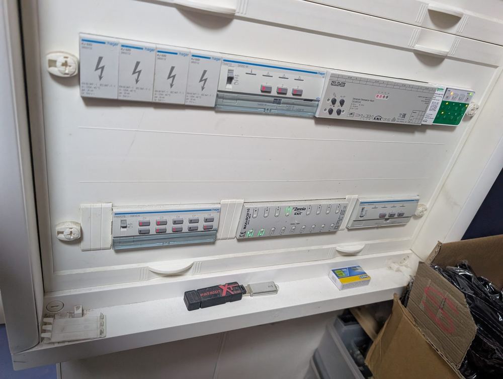 Modules domotiques KNX dans un tableau électrique