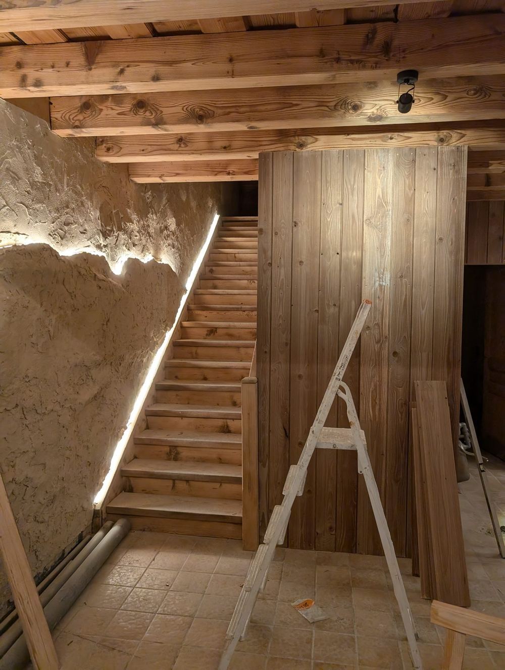 Ruban LED en main courante le long d'un escalier en bois