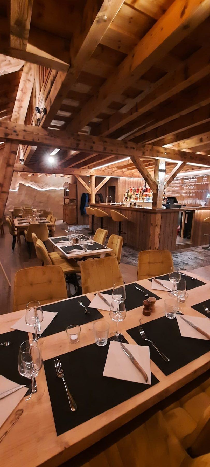 Salle de restaurant en bois avec éclairage d'ambiance indirect